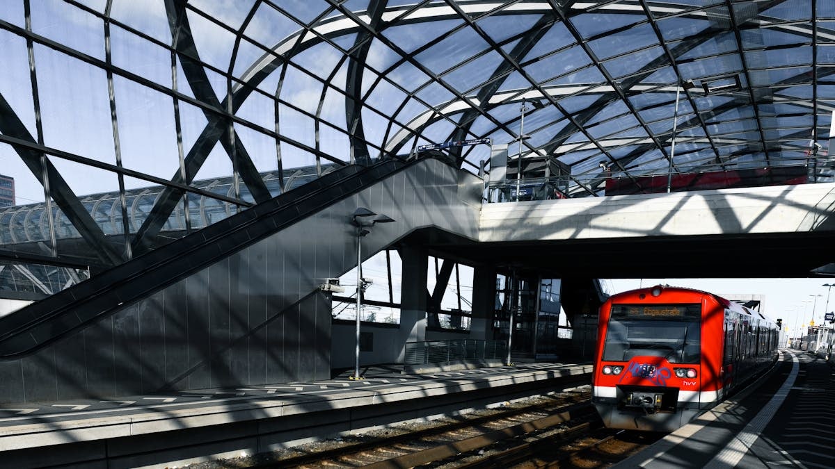 Explore the modern design of the Elbbrücken station in Hamburg, featuring stunning glass architecture.